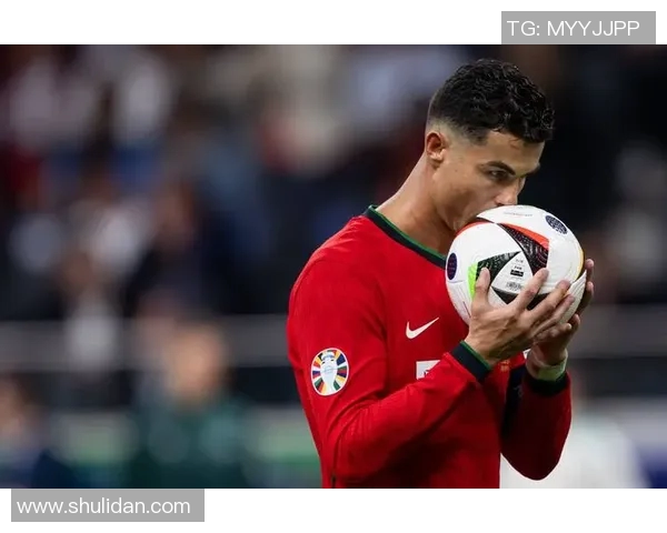 C罗领衔足球明星赛激情对决球迷狂欢共庆足球盛宴